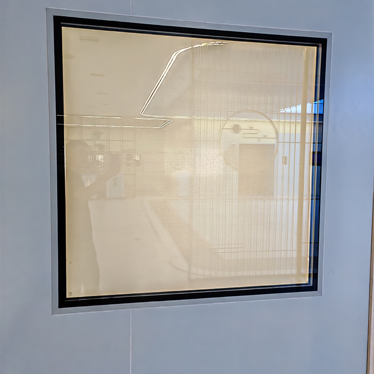 Окно чистой комнаты